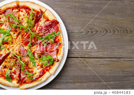 Italian prosciutto and arugula pizza, copy space Italian prosciutto and arugula pizza, copy space 40844183