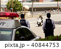 通行車を見守る警官 40844753
