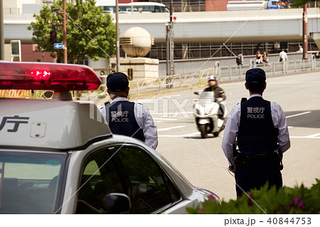 通行車を見守る警官 通行車を見守る警官 40844753