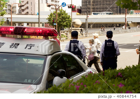 歩行者を見守る警官 40844754