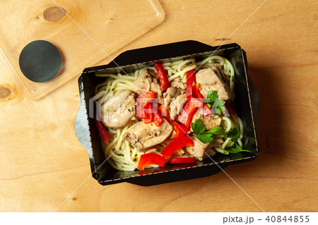 Noodles with parsley, and chicken 40844855