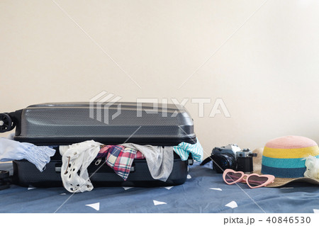 Young woman traveler packing her clothes 40846530