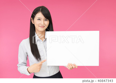 ホワイトボードを持つ女性 ホワイトボードを持つ女性 40847343