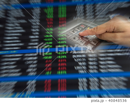 Analysts make a profit with a graph. Analysts make a profit with a graph. 40848536
