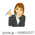 考えながら何かを書く女性ビジネスマン（OL）上半身 40850327