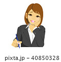 考えながら何かを書く女性ビジネスマン（OL）上半身 40850328