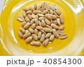 黄色い皿に盛られたピーナッツ 40854300