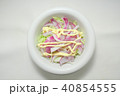 かなり上から俯瞰した、マヨネーズをかけたオニオンサラダ 40854555