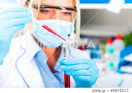 Young female scientist researching in laboratory 40855017