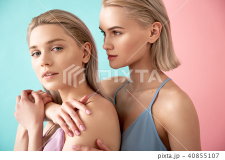 Two beautiful and young females Two beautiful and young females 40855107