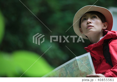 山登りする女性 40855561