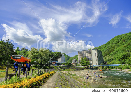 ボートを運ぶ人 40855600