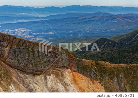 八ヶ岳連峰・硫黄岳の火口壁と北アルプス遠望 八ヶ岳連峰・硫黄岳の火口壁と北アルプス遠望 40855701