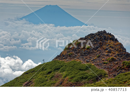 八ヶ岳連峰・横岳からみる三叉峰と富士山 八ヶ岳連峰・横岳からみる三叉峰と富士山 40857713