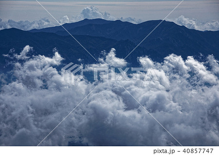 八ヶ岳連峰 横岳から見る雲上の奥秩父連山の写真素材