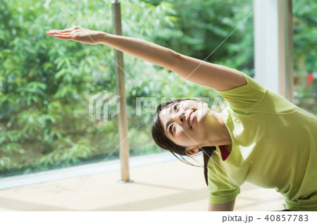 ヨガをする女性たち 40857783