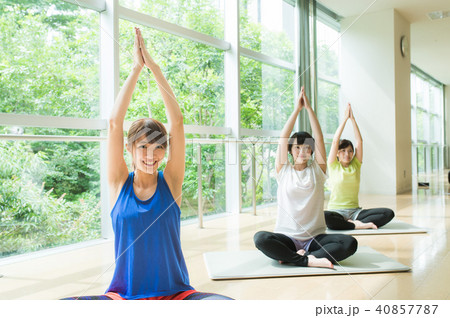 ヨガをする女性たち 40857787