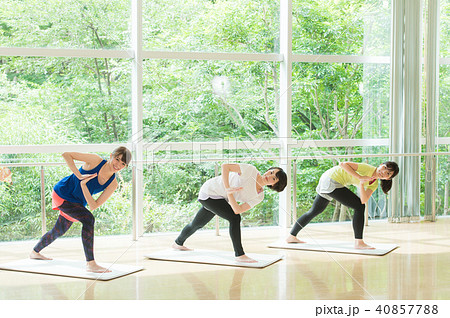 ヨガをする女性たち 40857788