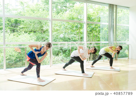 ヨガをする女性たち 40857789