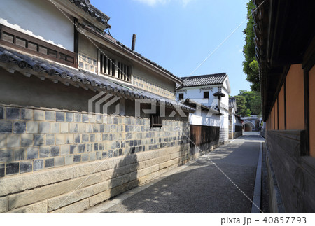 倉敷美観地区の路地（大原邸と有隣荘の間から鶴形山隧道を見る） 40857793