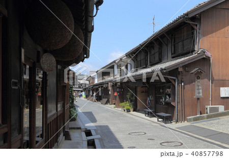 倉敷美観地区の通り（阿智神社参道入り口付近の街並み） 40857798