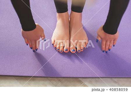 Girl doing aerobics in gym Girl doing aerobics in gym 40858059