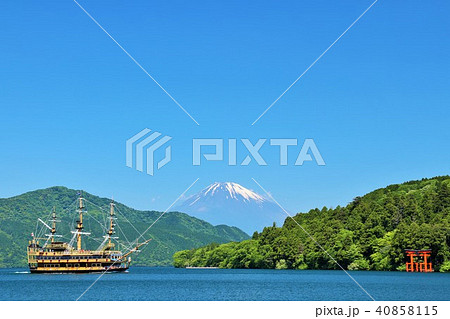 神奈川県　箱根　芦ノ湖を行く海賊船 40858115