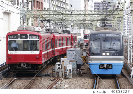 品川駅で折り返す京急線800形と並ぶ羽田空港行の北総線9100形 40858227