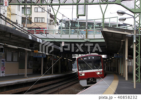 能見台駅に停車中の京浜急行1500形 40858232