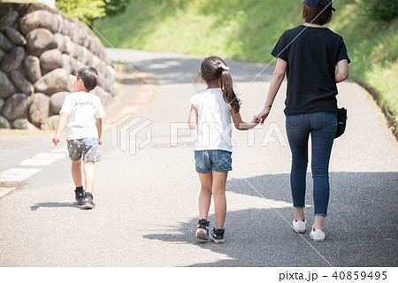 親子で歩く後ろ姿の写真素材