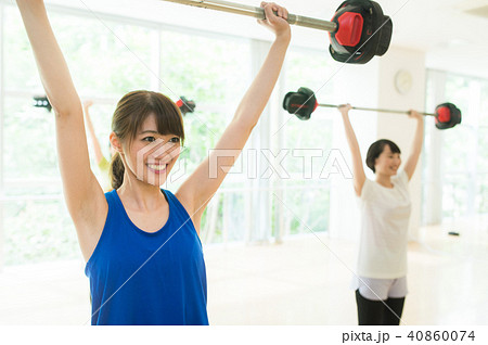 筋肉トレーニングをする女性たち 40860074