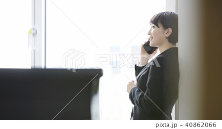 ビジネスウーマン　会議室　スマホ 40862066
