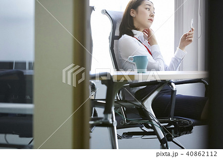 ビジネスウーマン メイク直し ビジネスウーマン メイク直し 40862112