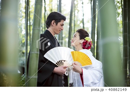 和装結婚式 新郎新婦の写真素材