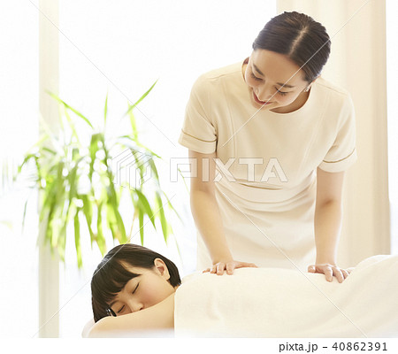 女性 エステサロンの写真素材