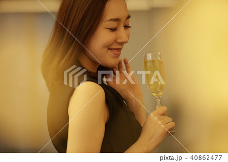 女性 パーティー シャンパン 女性 パーティー シャンパン 40862477