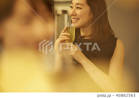 女性 パーティー シャンパン 女性 パーティー シャンパン 40862563