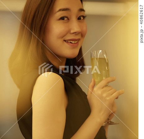女性　パーティー　シャンパン 40862617