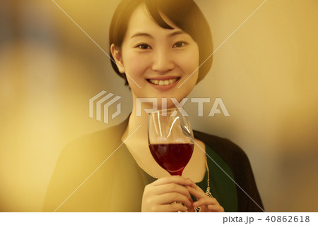 女性　パーティー　ワイン 40862618