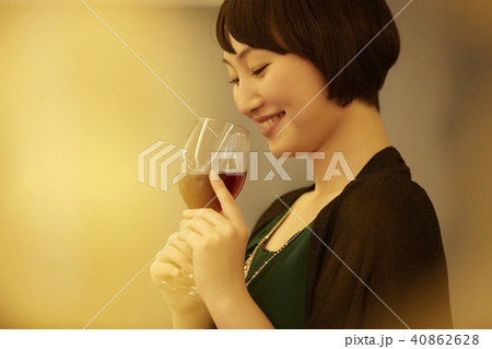 女性　パーティー　ワイン 40862628