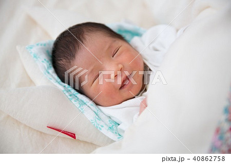 新生児微笑の写真素材