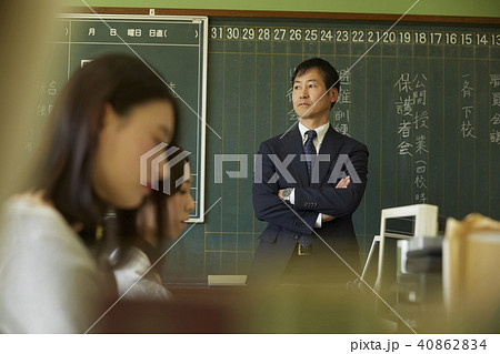 学校　職員室　先生　 40862834