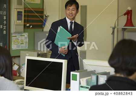 学校　職員室　先生　 40862843