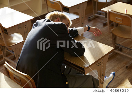外国人　男子高生　放課後　居眠り 40863019