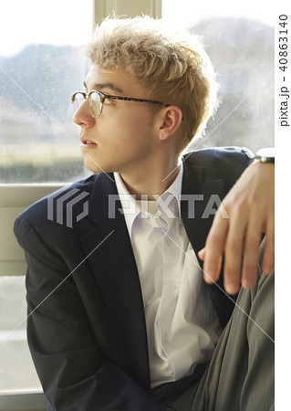 外国人 男子高生 放課後 ポートレートの写真素材