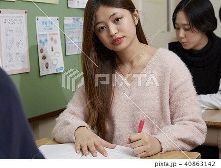 学校　夜間　受講　女性 40863142