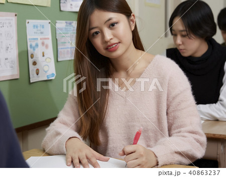 学校　夜間　受講　女性 40863237