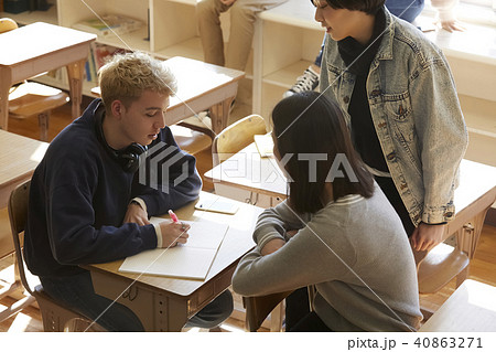 学校　インターナショナル　休み時間 40863271
