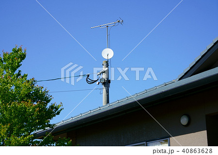 日本家屋の電気・電話引き込みと地デジ衛星受診アンテナの設置風景 日本家屋の電気・電話引き込みと地デジ衛星受診アンテナの設置風景 40863628