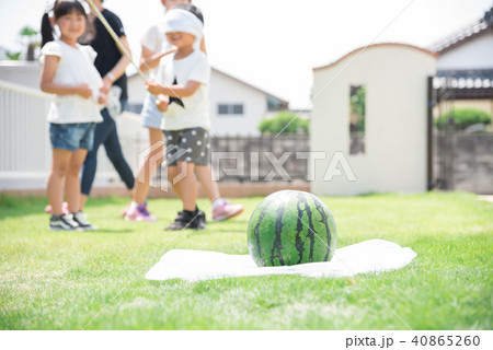 スイカ割りをする子供 スイカ割りをする子供 40865260